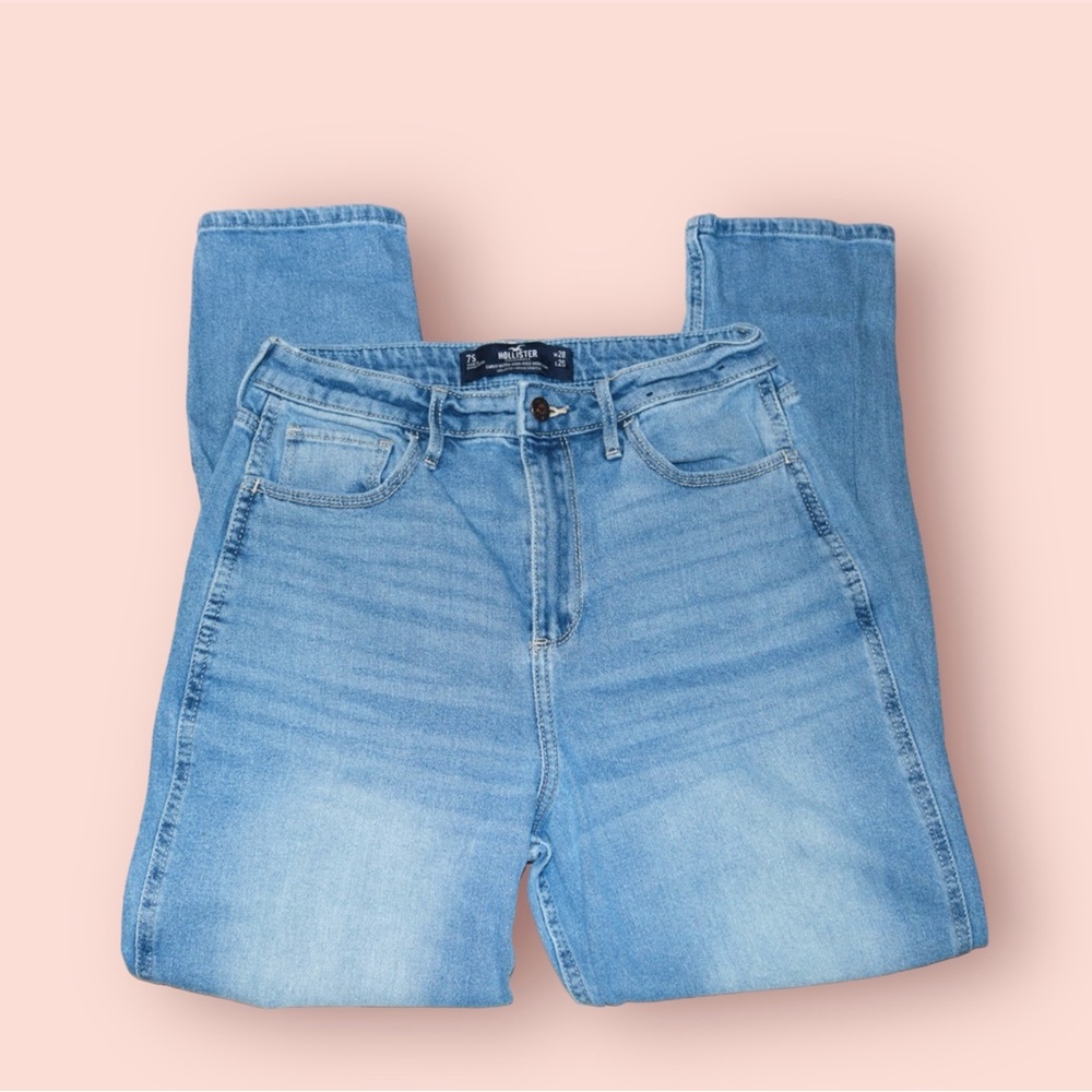 Hollister Curvy Ultra High-Rise Mom Jean